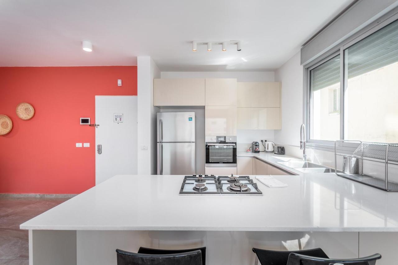 3 Bedrooms Apt Balcony & Parking Near Banana Beach Tel Aviv Ngoại thất bức ảnh